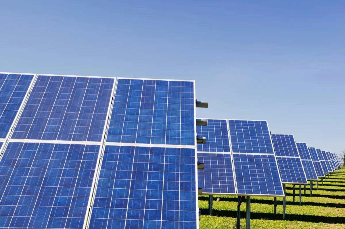 Imagem destacada - Fabricantes chineses de painéis solares ampliam prejuízos em meio a oferta excedente e atritos com os EUA