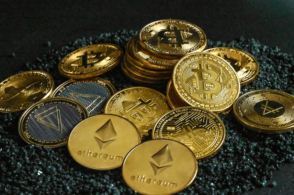 Imagem destacada - Ether recua após renovar recorde e bitcoin volta ao patamar de US$ 112 mil