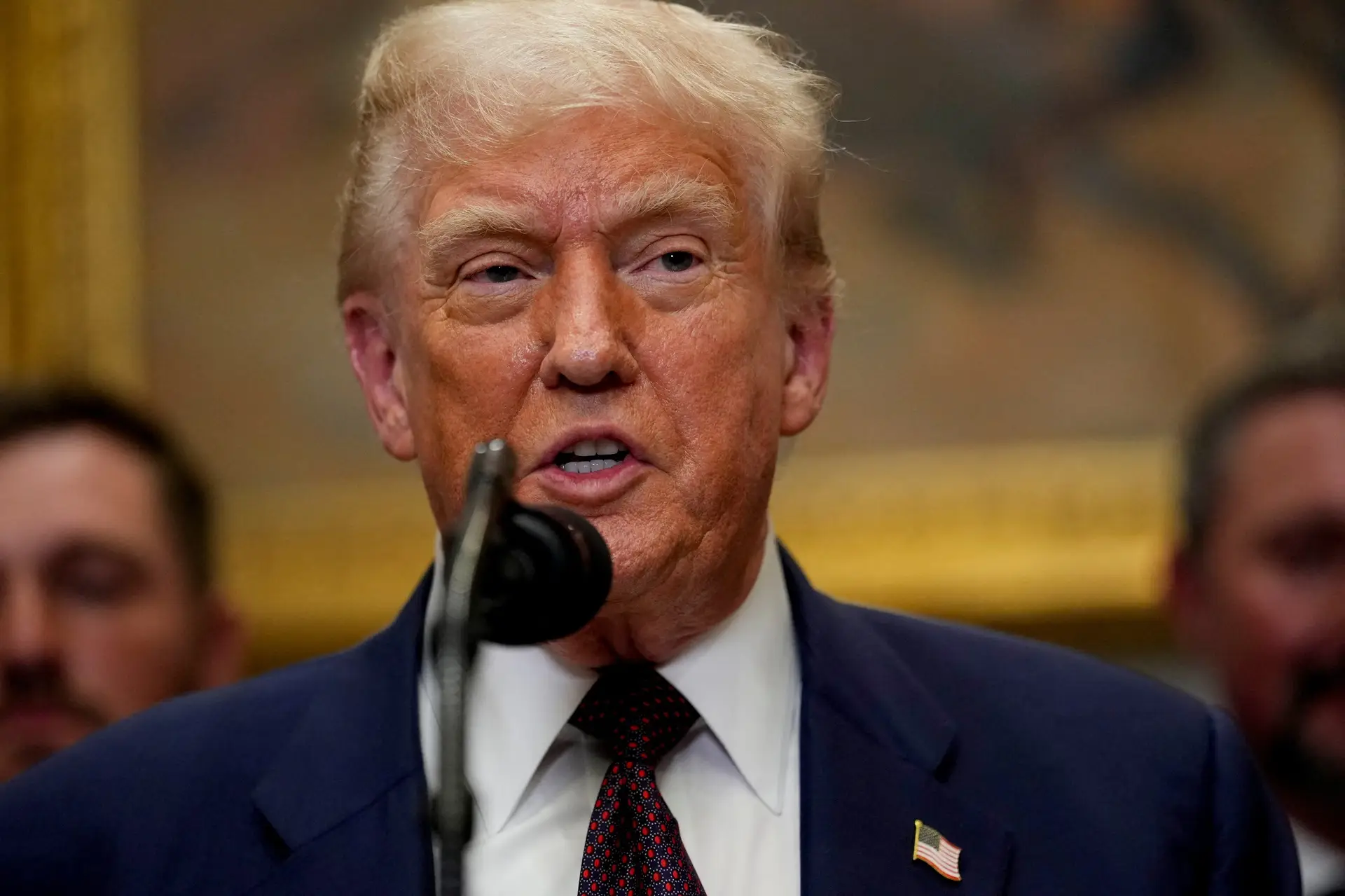 Imagem destacada - Trump determina processo contra quem queimar ou profanar a bandeira dos EUA