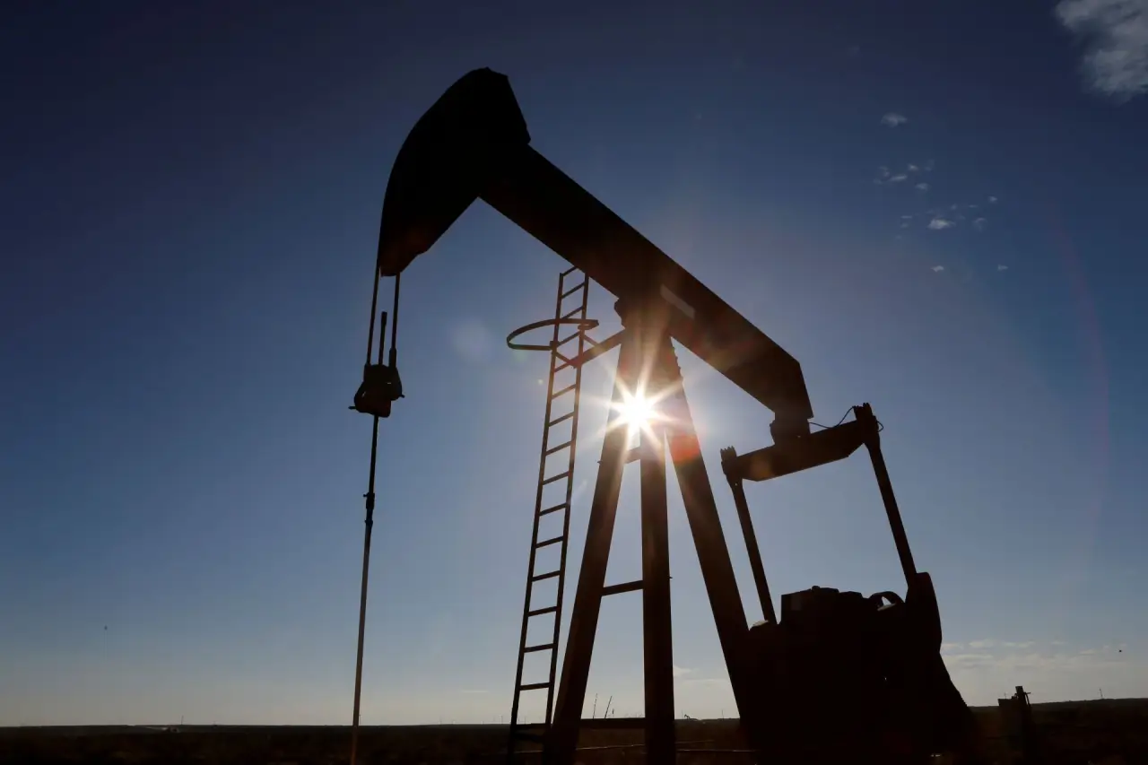 Imagem destacada - Petróleo avança com dúvidas sobre acordo Rússia-Ucrânia e possível tarifa dos EUA contra Índia