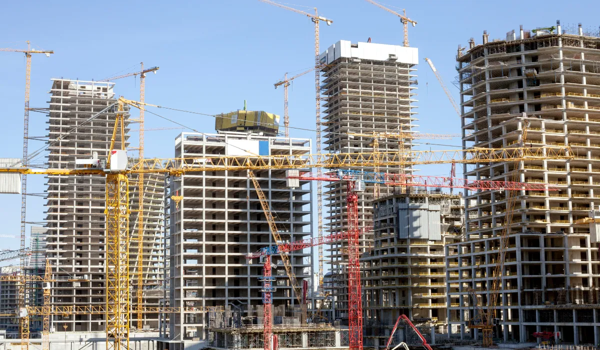 Imagem destacada - Confiança encolhe e juros elevados pressionam indústria da construção, indica sondagem