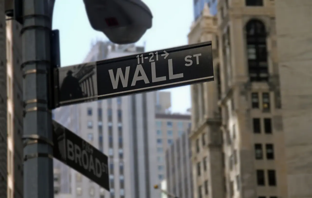 Imagem destacada - Futuros em Wall Street recuam após Trump anunciar demissão de Lisa Cook do Fed