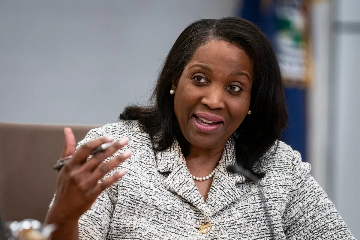 Imagem destacada - Lisa Cook afirma que permanecerá no Federal Reserve apesar de anúncio de demissão por Trump