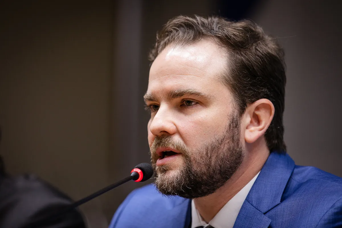 Imagem destacada - Governo busca diálogo “racional” com Tesouro dos EUA para reverter tarifa de 50%, afirma Durigan