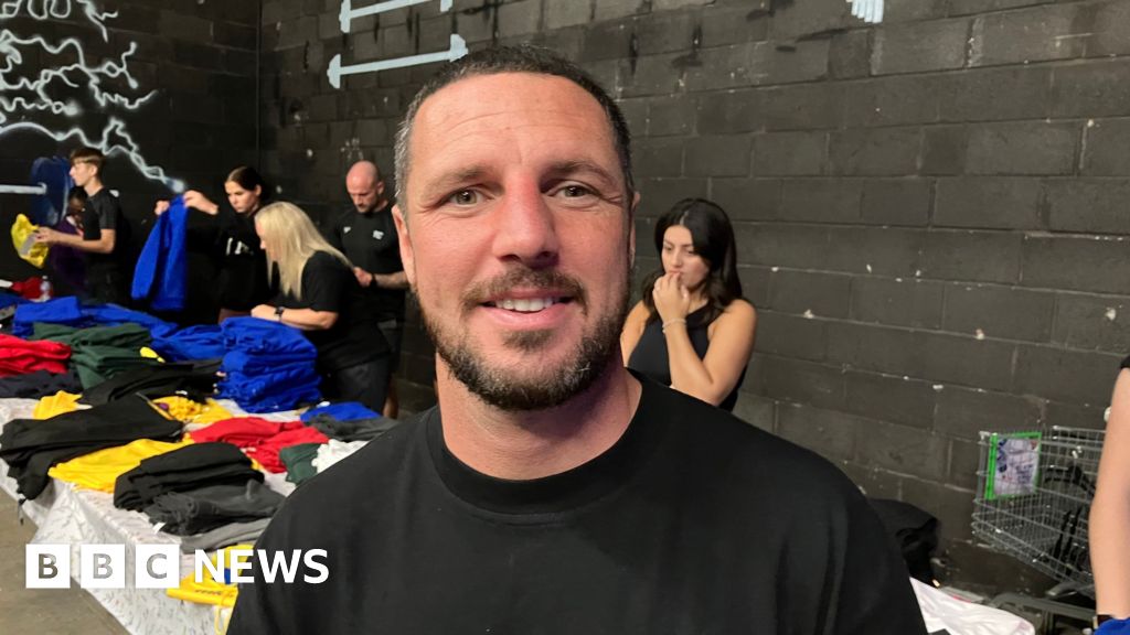 Imagem destacada - Ex-pugilista Tommy Coyle distribui uniformes escolares gratuitos em Hull