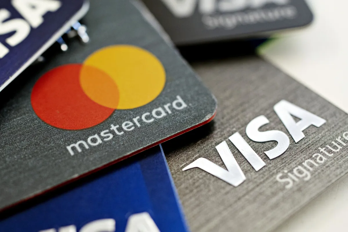Imagem destacada - BC identifica quatro instituições que cobraram mais de 100% de juros e encargos no cartão de crédito